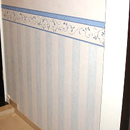 （都筑区・H邸・マンション）　暗くなりがちな玄関には、明るいブルーのイタリア製壁紙で清潔感ある仕上がりに。