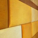 クッションをパズルのように配置したベッドヘッドはオリジナルデザイン。5色のゴールド系シャンタン生地でグレード感ある仕上がり。